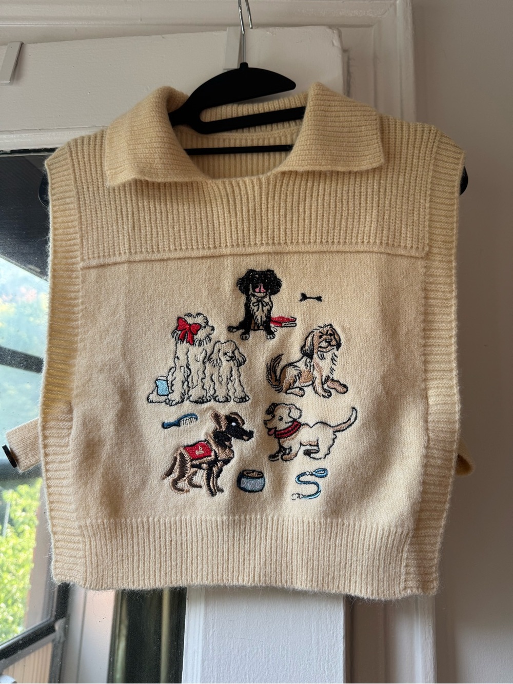 Cider Cream Sleeveless Knit Sweater with Dog Embroidery
